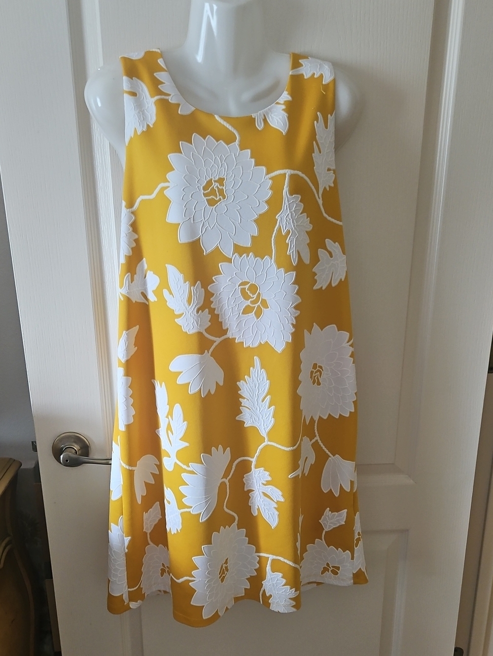 Ronni Nicole Dress Sleeveless Dark Yellow Big White Flowers Size 12 Stretchy